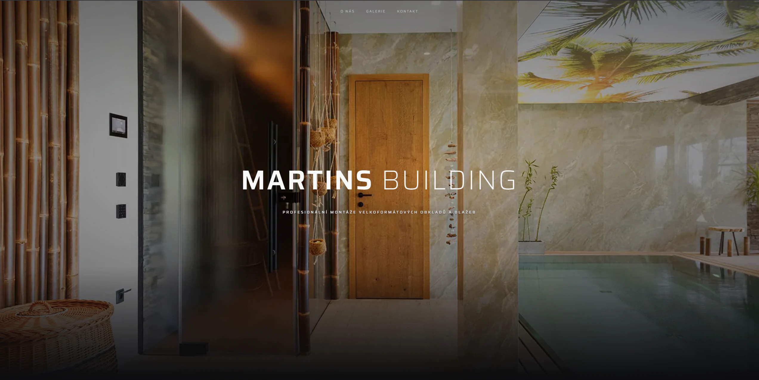 Úvodní stránka webu Martins Building s fotografií hotového interiéru